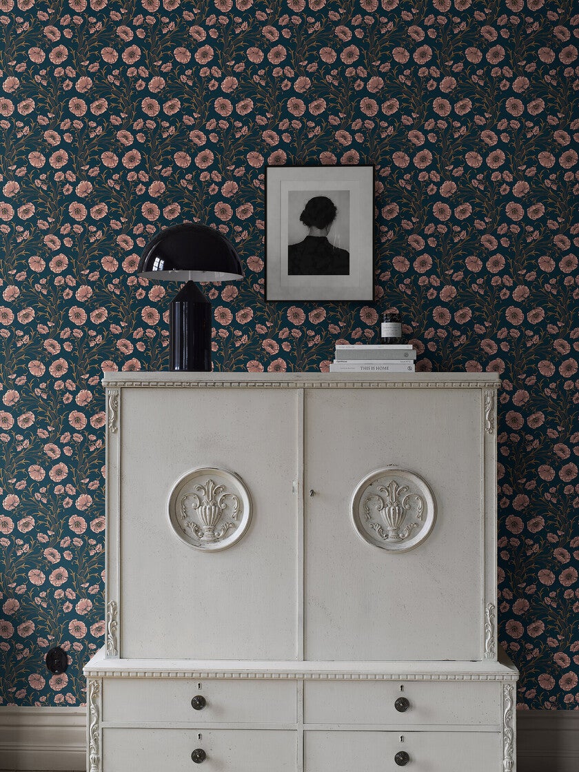 Poppy Flow, blommor på blå botten