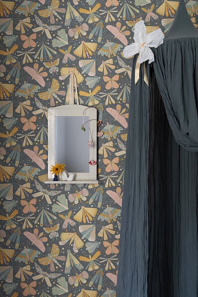 Flyga, mörkblå tapet