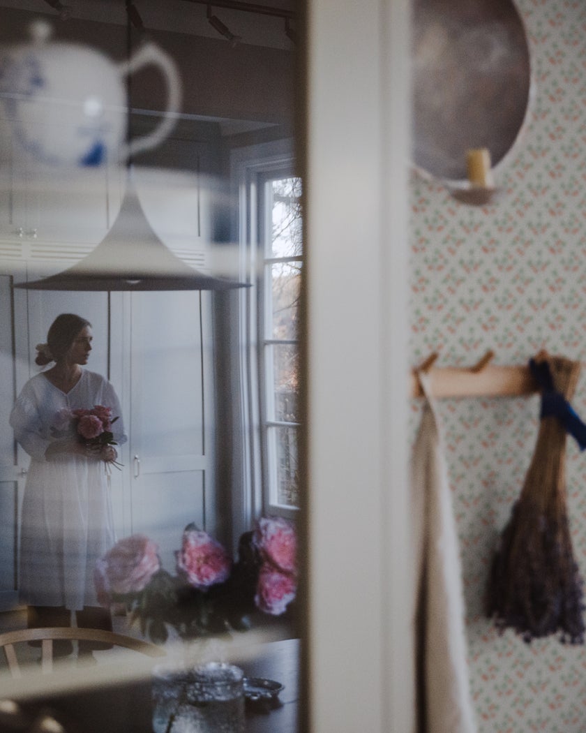 Jordgubb, greige tapet