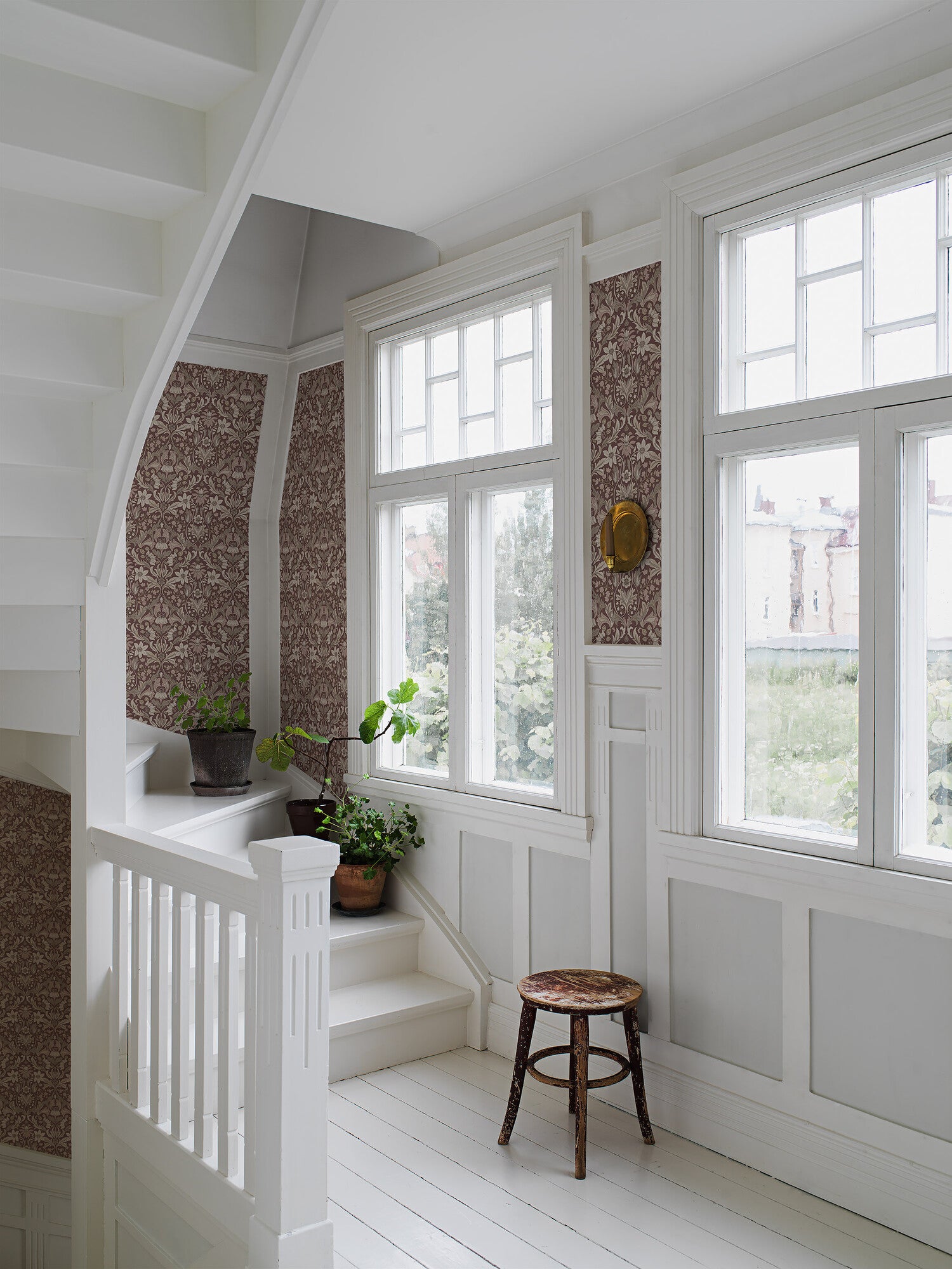 Blomsterfröjd, röd vit och grön tapet