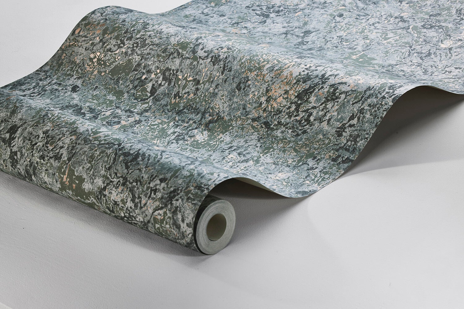 Travertine tapet i dämpat grått och grönt