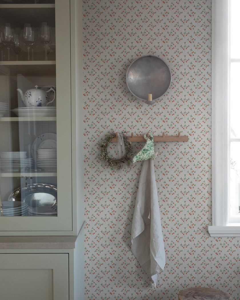 Jordgubb, greige tapet