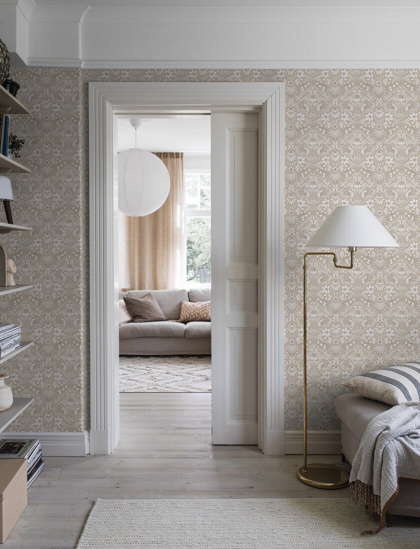 Blomsterfröjd, beige, vit och grön tapet