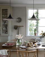 Jordgubb, greige tapet