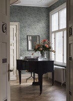 Travertine tapet i dämpat grått och grönt