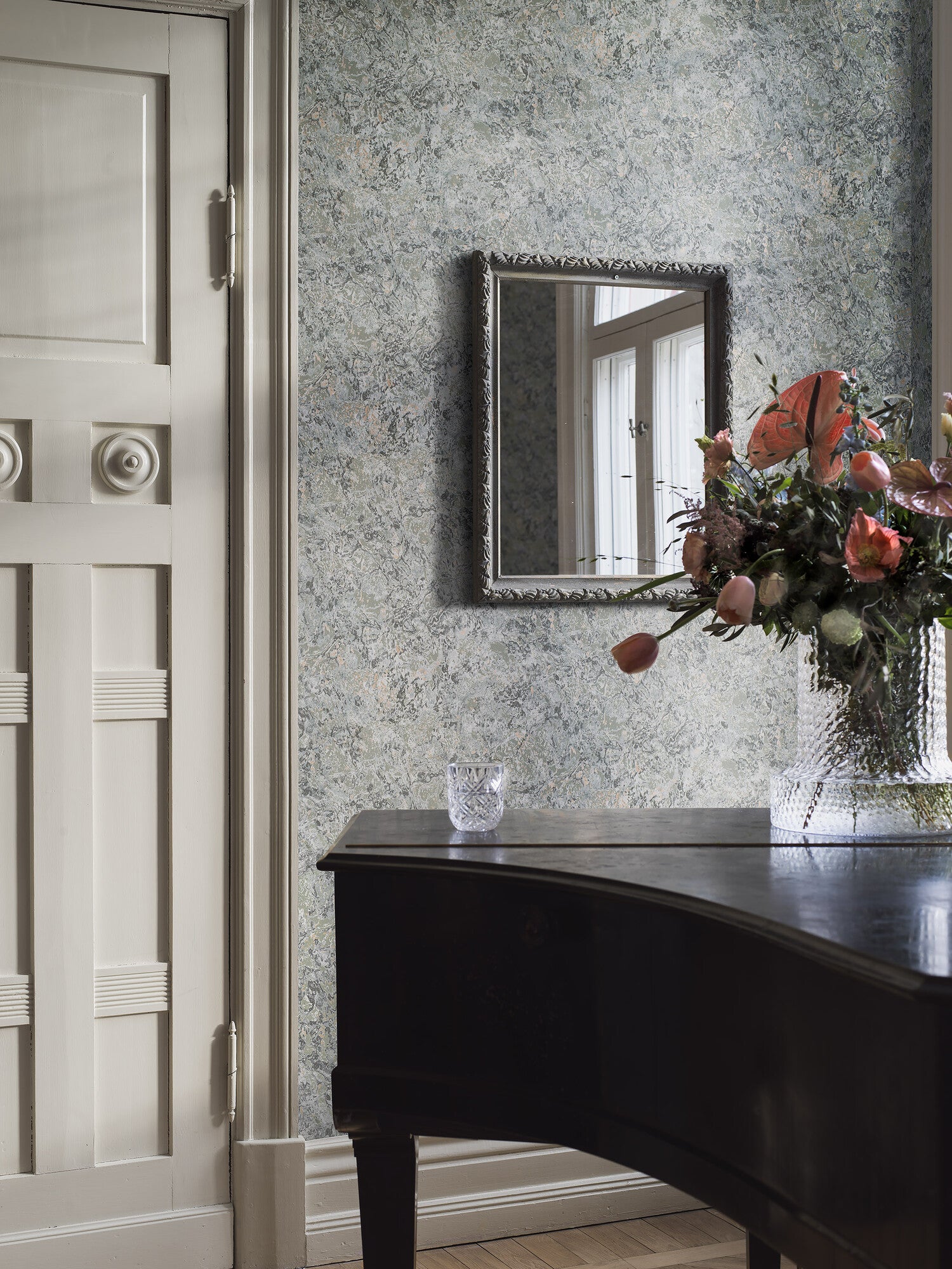 Travertine tapet i dämpat grått och grönt