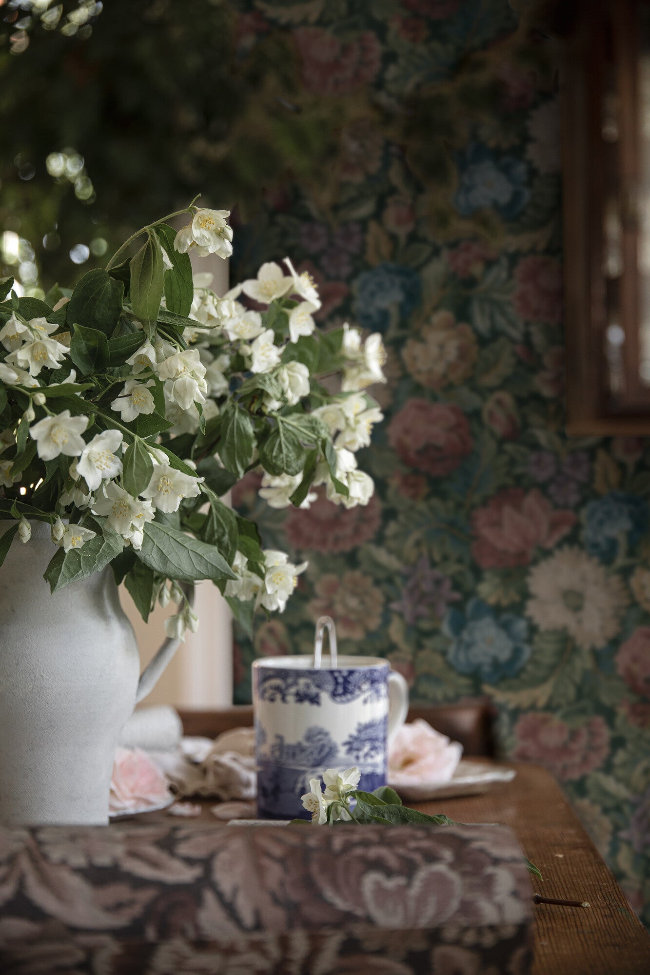 Nightingale Garden Mural mättade toner av grönt, rubinrött