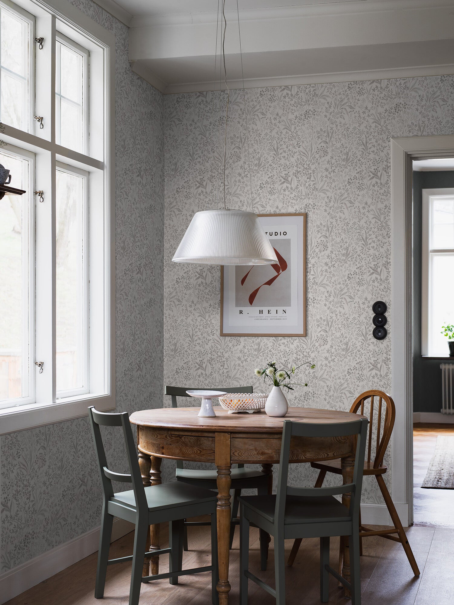 Nocturne slingrande bladverk,  ljusgrå