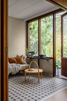 Kryddhyllan, beige tapet