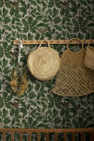 In the Oak, grön och beige tapet