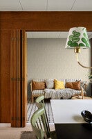 Kryddhyllan, beige tapet