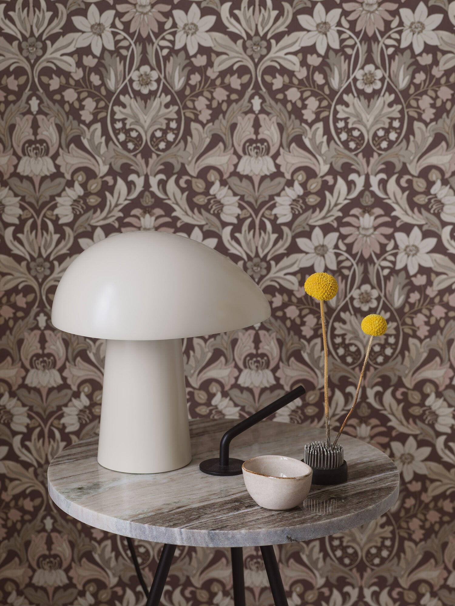 Blomsterfröjd, röd vit och grön tapet