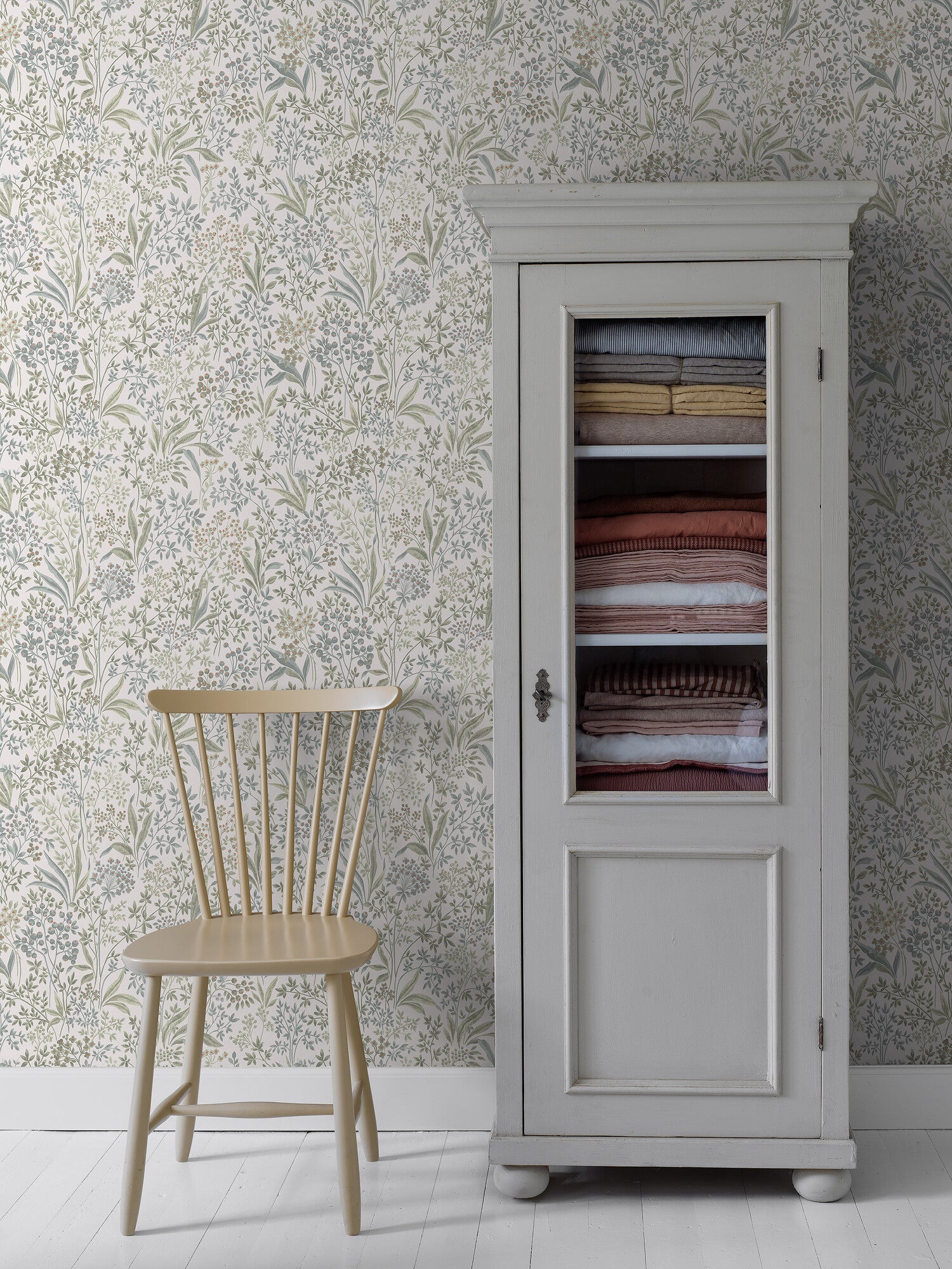 Nocturne slingrande bladverk, roströd/cremevit